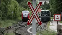 Treffen von Opa und Enkel im Bahnhof Gr�nbach/Schneeberg - In diesem Bahnhof legte die 2050 05 einen Halt ein, welche am 20. Mai 2013 im Rahmen einer Sonderfahrt von Wien nach Puchberg unterwegs war.