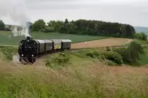 Aufnahme inmitten des Mollmannsdorfer Berges, den sich die 93.1420 mit ihrem Zug gerade hinaufk�mpft. (25.05.2013)