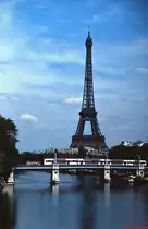 Ein im Pariser Vorortverkehr eingesetzter Triebwagen der Reihe Z 5600 überquert im Sommer 1993 die Seine