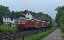 218 413-3 hat soeben Bad Schwartau mit dem  Strandexpress  aus Burg/Fehmarn verlassen und wird bald L�beck Hbf erreichen, wo er mit dem Kieler Zugteil vereint wird. Aufgenommen am 25.05.13 in Bad Schwartau.