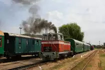 In Septemvri zieht die Schmalspur Rangierlok 81008 einen angekommenen Personenzug
am 9.5.2013 vom Bahnsteig Gleis ab.