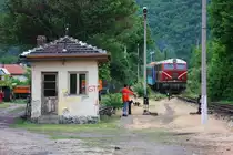 Die Schmalspur Diesellok 75008 l�uft am 9.5.2013 mit einem Personenzug aus Velingrad
in den Bahnhof Barbara ein.