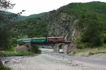 Schmalspur Zug mit Diesellok 77002 �berquert talw�rts fahrend kurz vor
Bahnhof Barbara eine Br�cke am 9.5.2013.