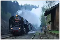 475.196 und 475.179 mit ihrem Sonderzug von �umperk (CZ) �ber Glucholazy (Pl) nach Vr�tky (SK) am 9.5.2013 beim Halt in Brann�.