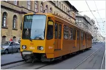 Tram Budapest Linie 62. Am Blaha Luiza t�r startet die Tramlinie 62 mit TW6000. Es handelt sich um Fahrzeuge der Hannover Stadtbahn (Hannoveri). Gebaut f�r Hochbahnsteige entfalten sich bei jeder T�r Treppen, um ins Wageninnere ohne Niederflurbereich zu gelangen. (12.05.2013)