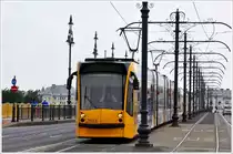 Tram Budapest Linie Linie 4. Auf der Margit-h�d/Margaretenbr�cke verkehren die mit 54m l�ngsten Siemens Combino Strassenbahnz�ge der Welt. Sehr filigran finde ich hier die Fahrleitungsmasten. (12.05.2013)