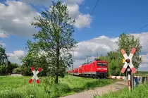 Am 27.05.2013 durchquert 112 120 mit ihrem Doppelstockzug auf dem Weg nach Hamburg den Haltepunkt Huckstorf. Hier kurz vor dem Bahn�bergang. 