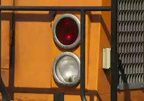 Detailfoto eines Scheinwerfers einer Diesellok der Firma BBL-Logistik. Die Gl�hbirne mit dem alten B22d Bajonettsockel ist gut erkennbar. 28. Mai 2013.