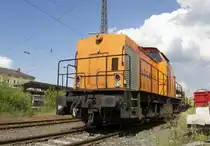 Eine organgene Diesellok 203 157-3 der BBL-Logistik GmbH abgestellt am Rangiergleis vom Neust�dter Bahnhof. Aufnahmedatum ist der 28. Mai 2013.
