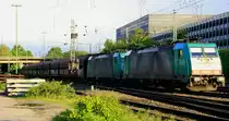 Zwei Cobra 2813 und 2820 kommen mit einem langen Kalkzug aus Yves-Gomez�e(B) nach Millingen und fahren in Aachen-West ein bei sch�ner Abendsonne am 24.5.2013.