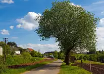 Zwar wenig Zug, aber ich hoffe es findet trotzdem Gefallen...
Der VT 265 (95 80 0648 165-8/665-7 D-VC) ein LINT 41 der vectus Verkehrsgesellschaft mbH am 28.05.2013 beim Halt im Bf Enspel (Westerwald). 
Er f�hrt als RB auf der Oberwesterwaldbahn (KBS 461) die Verbindung Limburg(Lahn) - Westerburg - Hachenburg - Altenkirchen - Au (Sieg).
