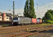 Am Dienstag den 28.5.2013 kommt die MRCE 189-113 mit einem Containerzug aus der Einm�ndung der Kbs 465 in den Rheydter Hbf eingefahren. P.S. Dank an den Tf f�r die �beraus akkustische Begr��ung des Fotografen.....schade das ich nicht im Videomodus war........