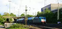 Die Cobra 2821 kommt mit einem Kurzen Kalkzug aus Hermalle-Huy(B) nach Oberhausen und f�hrt in Aachen-West ein in der Abendstimmung am 24.5.2013.