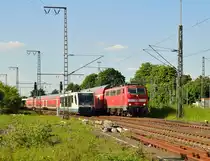 Begenungen in Rheydt Hbf. Der VT 6.015 f�hrt gerade als RB 39 in den Bahnhof ein, w�hrend die 111 014 mit einem RE4 den Bahnhof nach Aachen verl�sst. 28.5.2013