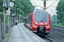 Am 27.05.2013 kam es auf Grund von Lokmangel der BR143, zu einem ganzt�gigen Einsatz eines ET442 auf der N�rnberger S2. Der Triebzug war sogar schon am Vortag in den Umlauf der sonst hier planm��ig verkehrenden X-Wagengarnituren eingeschert. Hier leget 442 242 als S 39627(Roth-Feucht) gerade einen Halt am Hp. Reichelsdorfer Keller ein.