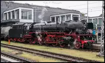 41 096
Es war nicht einfach au�erhalb der Bahnhofshalle Perfekte Bilder von der alten Dame zu machen! Da ich mich nicht nur um meine Kamera k�mmern konnte. Ich musste gleichzeitig auch noch meinen Regenschirm halten. Trotz alledem k�nnte ich noch dieses  Foto von der sch�nen  �lbefeuerten 41 096 machen. 25.05.2013 10:15:37 Uhr