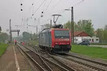 Nachschuss auf SBB Cargo/ChemOil Re 482 028-8 bei der Ausfahrt als Tfzf aus Kenzingen. (02.05.2013)