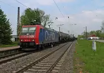 Ca. 2 Stunden sp�ter kam dann SBB Cargo/ChemOil Re 482 028-8 wieder, nun aber nicht mehr als Tfzf, sondern mit einem Kesselwagenganzzug gen S�den bei der Einfahrt in Kenzingen.