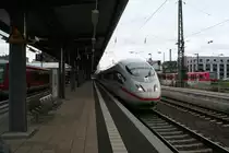 403 004-5 am Mittag des 22.05.13 bei der Durchfahrt durch den Hauptbahnhof Worms.
Kurrios bei der Sache:
Der Zug muss wohl statt �ber die SFS, �ber die Rheintalstrecke geleitet worden sein. Der Grund ist mir nicht bekannt.
Das wohl gr��te Fragezeichen bei dem Bild aber, ist der TK selbst. Die Restlichen sieben Wagen geh�ren n�mlich zur  Solngen -Garnitur. (403 022/522) Der TK l�uft wohl schon seit einer ganzen Weile  fremd  mit, da er mittlerweile auch den Namen  Solingen  tr�gt.