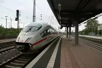 403 522-6 am 22.05.13 bei der Durchfahrt in Worms Hbf.
Kurrios bei der Sache:
Der Zug muss wohl statt �ber die SFS, �ber die Rheintalstrecke geleitet worden sein. Der Grund ist mir nicht bekannt.
Zumal ist der vordere TK nicht der 022, wie man zun�chst vermuten mag - nein, es ist der TK 004. Warum dieser  Fremde  Kopf allerdings ebenfalls den Zugtaufnamen  Solingen  tr�gt, ist fraglich.