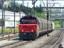 SBB - Eem 923 010-3 mit G�terwagen bei Rangierarbeiten im Bahnhofsareal von Gossau am 08.05.2013