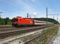 Die 1116 231 mit einem OIC nach Salzburg am 31.05.2009 bei der Durchfahrt in Timelkam.