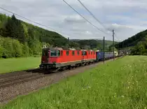 Die Re 4/4 11183 und die Re 4/4 11319 mit einem G�terzug am 10.05.2013 unterwegs bei Tecknau.