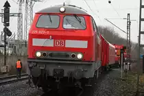 225 023 am 20.12.12 mit einem Hilfszug aus Wanne Eickel in D�sseldorf-Eller.
Der Zug war damit besch�ftigt 185 388 wieder auf die Schiene zu bekommen.