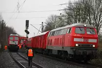Sowohl 225 023 mit ihrem Hilfszug als auch 232 902 mit einem Ger�tewagen waren am 20.12.12 in D�sseldorf-Eller dabei 185 388 zu bergen. 