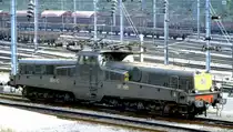 Frankreich, Meurthe-et-Moselle, Audun-le-Roman, das SNCF  B�geleisen  CC-14149 im Bahnhof von Audun-le-Roman (Valenciennes-Thionville, 25 kV, 50 Hz)). 
Die franz�sische Staatsbahn SNCF sammelte Erfahrungen auf der H�llentalbahn im Schwarzwald, die seit 1935 mit 20 kV, 50 Hz elektrifiziert war. Nach weiteren Versuchen ab 1951 mit 20 kV und ab 1953 mit 25 kV in den franz�sischen Alpen zwischen Aix-les-Bains und La Roche-sur-Foron, wurde schlie�lich in den Jahren 1954 und 55 die rund 300 km lange Strecke von Valenciennes nach Thionville mit 25 kV, 50 Hz elektrifiziert. 
Die ersten in gro�er St�ckzahl gebauten Baureihen unter 25 kV, 50 Hz waren die BB 12000 mit Ignitron-Quecksilberdampfgleichrichtern und Gleichstromfahrmotoren, die BB 13000 mit direkt zur Speisung mit 50 Hertz ausgelegten Fahrmotoren, die CC 14000 mit rotierenden Umformern f�r Drehstrommotoren und die CC 14100 mit Umformern f�r Gleichstrommotoren. 
Scan eines Dias aus dem Jahr 1975