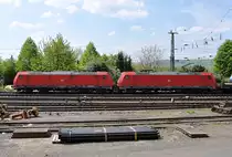185 377-9 und 185 354-8 ziehen Flachwagen mit Stahlrollen durch den Bf Linz - 06.05.2013