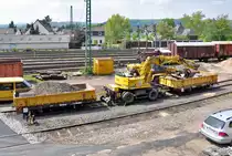 Liebherr 900 Zweiwege-Bagger zwischen 2 Flachwagen am Bf Linz - 06.05.2013