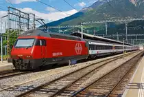 Die SBB Re 460 048-2  Z�ri Wyland  steht mit einem IC am 28.05.2012 im Bahnhof Brig.

Der Taufname der Lok  Z�ri Wyland  zu deutsch Z�rcher Weinland.