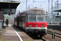 Eine kleine Erinnerung an die gute alte Eisenbahn, die 218 128-7 zieht den RE 12 und Karlsruher Steuerwagen mit Dampfheizleitung von Trier am Endbahnhof K�ln Messe Deutz, Gleis 4 am 30.03.2008 Ihr vorletzter Einsatz im Bw Trier