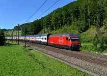 Re 460 000 mit einem IC nach Chur am 27.08.2012 bei Tecknau.