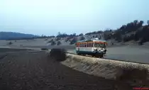 An einem Februarsamstagmorgen 1985 hat der aus Laichingen kommende T 31 Amstetten fast erreicht. Nachdem ich erfahren hatte, dass die idyllische Schmalspurbahn stillgelegt werden sollte, wollte ich noch einmal mitfahren. Um keinen Urlaubstag zu opfern, setzte ich mich freitagsabends in Köln in den vollbesetzten Nachtzug nach München. Nur ein Wagen war weitgehend leer und ich stellte ziemlich schnell fest, warum: Die Heizung war ausgefallen. Einigermaßen verfroren stieg ich in Geislingen in den Nahverkehrszug nach Amstetten um. Zeit zum Aufwärmen blieb mir aber nicht, denn ich musste schnellstmöglich an die Strecke, um diese Aufnahme zu machen.
