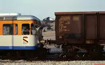 Vorsichtig wird der Rollbock an T 31 angekuppelt (Amstetten Februar 1985). Der Triebwagenführer freute sich über das Interesse seines einzigen Fahrgastes an der Bahn und so legte er für mich schon in Oppingen einen exklusiven Fotohalt ein. Das Abstellen der Güterwagen in Merklingen ergab weitere Fotomöglichkeiten. Und ich erfuhr von ihm, dass er am späten Vormittag noch einen Sonderzug für Stuttgarter Strassenbahnfreunde befördern würde. So kam ich wider Erwarten (an Samstagen sollte eigentlich nur ein einziges morgendliches Zugpaar verkehren) zu einer reichlichen Fotoausbeute.