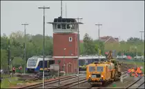 Komplett Sanierung des f�nf Gleisigen Bahn�bergangs in Bahnhof Wilhelmshaven mittels tausch der Schwellen und dem einbringen von Gleiseindeckungssystemen.Zu sehen sind ein Stopfexpress sowie ein Schotterflug der Firma Spitzke sowie eine einfahrende doppeltraktion Lint 41 der Nord-West-Bahn. 01/06/2013