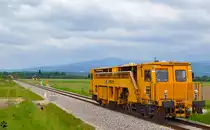 Bahnbaumaschine f�hrt durch Gaj Richtung Osten. /24.5.2013