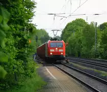 185 197-1 DB kommt aus Richtung Aachen-West und f�hrt durch Kohlscheid mit einem  sehr langen Toyota-Autozug aus Zeebrugge-Ramskapelle(B) nach Mszczonow(PL)  und f�hrt in Richtung Herzogenrath,Neuss bei Sonne und Regenwolken am 25.5.2013.