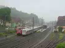ICE 1525 nach M�nchen Hbf �berholt am 01. Juni 2013 die 185 156-6 und 442 104 in Kronach.