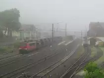155 008-6 steht am 01. Juni 2013 mit einem kurzen Milit�rzug im Bahnhof Kronach.