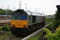 Die Class 66 DE6309 von DLC Railways steht abgestellt an der Laderampe in Aachen-West bei Sonne und Regenwolken am 25.5.2013.