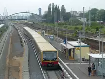 Neuer Bahnsteig am Bahnhof Warschauer Stra�e. Dieser Bahnhof wird, gemeinsam mit dem Bahnhof Ostkreuz, grundlegend umgebaut. Dazu geh�rt  Richtungsbetrieb , d.h. eigene Erkner-Gleise wird es nicht mehr geben. Eine Bahnhofshalle im Bereich der Warschauer Stra�e. Die Fortf�hrung der Fu�g�ngerbr�cke vom U-Bahnhof. Letztere erh�lt �rgerlicherweise kein Dach, ebenso Teile des Bahnsteigs. Heute sparen, Jahrzehntelang leiden - wobei ich das nur auf die D�cher beziehe, der sonstige Umbau wird durchaus eine Verbesserung bringen. 1.6.2013