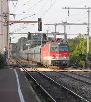 1144 096 mit einer weiteren 1144 als Wagenlok und Erzzug. Aufgneommen am 14.05.2013 in Wien Haidestra�e.