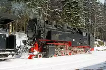 Die Neubaulokomotive 99 7238-1 der HSB (Harzer Schmalspurbahnen GmbH) hat am 23.03.2013 ihren Sonderzug vom Brocken zum Bahnhof Schierke hinab gebracht.
 
Die Spuren von dem viele Schnee Mitte M�rz von auf dem Brocken sind (1,5 m) deutlich zu sehen.