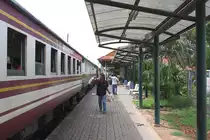 Hausbahnsteig des Bf. Chaiya, Blickrichtung Nong Pla Duk Junction, am 17.Mai 2013. 

