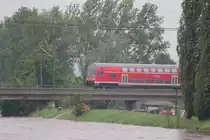 Land unter durch Starkregen in Sachsen, �ber die fast volle Flutrinne der Zwickauer Mulde in Glauchau. W�hrend die Feuerwehr in der Senke auf der Stra�e das Wasser abpumt f�hrt die RB 26448 nach Neukieritzsch. 02.06.2013