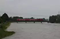 Land unter durch Starkregen in Sachsen, �ber die fast volle Flutrinne der Zwickauer Mulde in Glauchau f�hrt die RB 26448 mit einer Unbekannten 143er nach Neukieritzsch. 02.06.2013