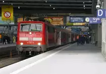 111 067-5 steht hier als RB 59405 nach Rosenheim (Abfahrt um 17:39) im M�nchner Hauptbahnhof , 20.Mai 2013.